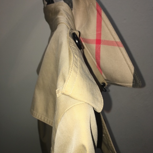 Gorgeous Burberry Coat Almost New - Picture 8 of 8